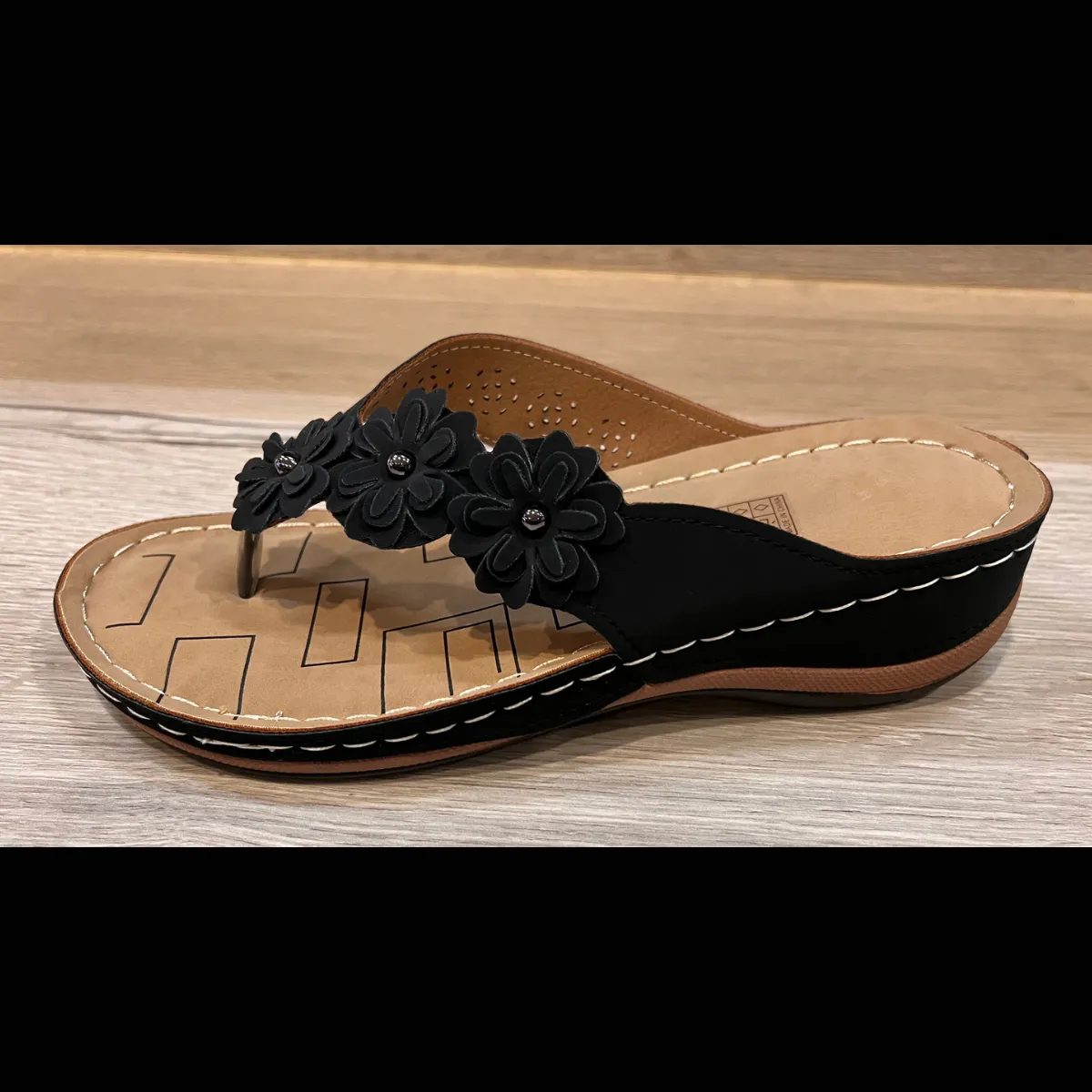 ROCKTHOSECURVES LIGHTWEIGHT FLOWER LOW WEDHE SANDALS